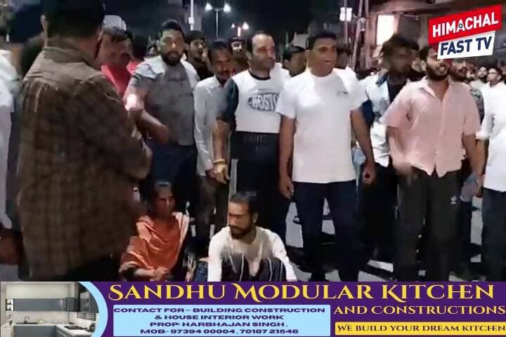 "हमीरपुर के युवक से मार#पीट के वि@रोध में चक्का जाम, सड़क पर उतरे लोग"
"युवक के साथ हुई मार@पीट पर भड़का गुस्सा, हमीरपुर...