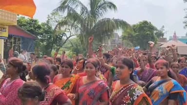 খানাকুল ১: বুলডোজার নিয়ে সাধারণ মানুষকে ঝাল মুড়ি খাইয়ে বিজয় মিছিল অনুষ্ঠিত হলো গোঘাটে