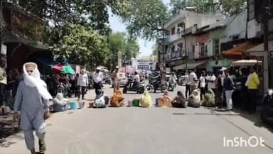 एत्मादपुर: छीपीटोला में 4 साल से पानी संकट, नाराज महिलाओं ने सड़क पर बर्तन रखकर लगाया जाम
#jansamasya