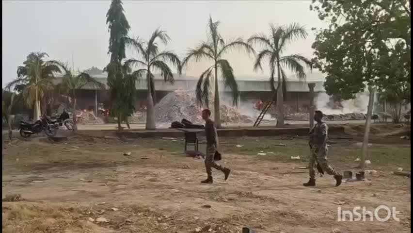 बीजापुर: बीजापुर में 10 करोड़ का तेंदूपत्ता जलकर राख, वीडियो: वन विभाग ने निजी वेयरहाउस में रखवाए थे, 24 घंटे बाद भी आग नहीं बुझी