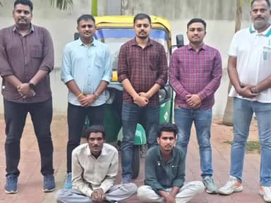 આણંદ શહેર: આણંદ એલસીબી પોલીસે રિક્ષામાં કટરથી મુસાફરના સોનાના દાગીના કાપી ચોરી કરનાર મહેમદાવાદના બેને ઝડપી પાડ્યા