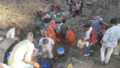 गोगुन्दा: गोगुंदा हाईवे पर विकट मोड़ में अनियंत्रित होकर बायोडीजल से भरा टैंकर पलटा, तेल लूटने के लिए उमड़ी ग्रामीणों की भीड़