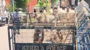 കോട്ടയം: എസ്എഫ്ഐ പ്രവർത്തകർ സമരം മാറ്റി, കോട്ട നഗരത്തിൽ ബാരിക്കേഡ് നിരത്തി പോലീസ്
