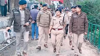 जोशियाड़ा: यमुनोत्री धाम में बढ़ती श्रद्धालुओं की भीड़ के बीच यात्रियों की सुरक्षा व्यवस्था को लेकर एसपी ने किया निरीक्षण