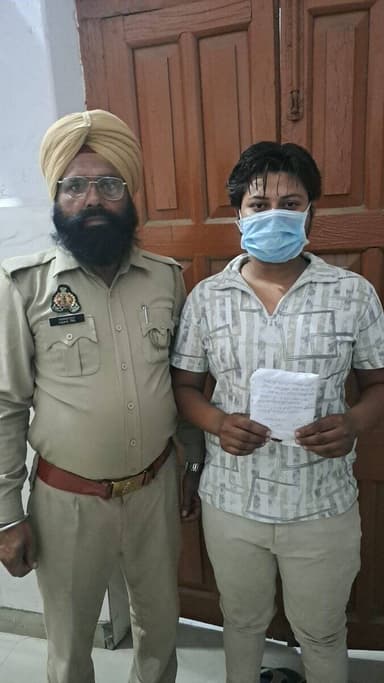 #ShamliPolice
थाना झिंझाना पुलिस द्वारा सार्वजनिक स्थान पर सट्टा लगाते हुए भिन्न-भिन्न स्थानों से 05 व थानाभवन पुलिस द...