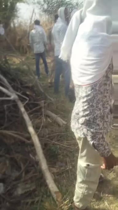 यह जो दरोगा हे अपनी बर्दी का रोब दिखा रहा हे हालांकि यह जो विवाद हे महज चरखारी ब्लॉक के अंतर्गत आने वाला गाँव बम्हौरी