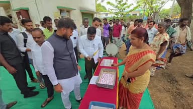 ಹಡಗಲಿ: ಪಟ್ಟಣದ ರೈತ ಸಂಪರ್ಕ ಕೇಂದ್ರದಲ್ಲಿ ಕೃಷಿ ಇಲಾಖೆಯ ವತಿಯಿಂದ'ವಿವಿಧ ಬೆಳೆಗಳ ಬಿತ್ತನೆ ಬೀಜ ವಿತರಣಾ'ಕಾರ್ಯಕ್ರಮ
