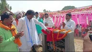 मगरदहा में पक्की सड़क का सिल्यानास डॉ अनिल कुमार मौर्य ने किए