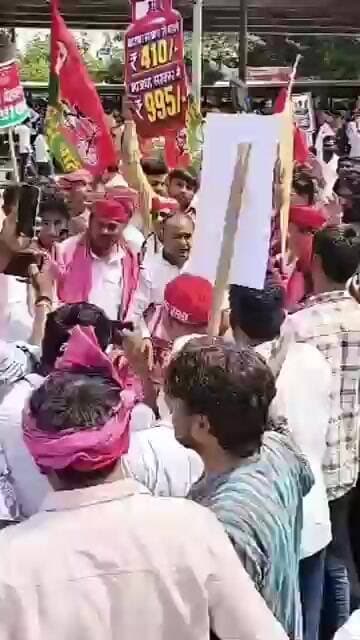 अयोध्या में सरकार के खिलाफ समाजवादी पार्टी ने महंगाई और जनसमस्याओं को लेकर बड़ा प्रदर्शन किया