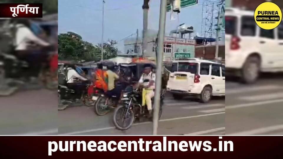 पूर्णिया में पुलिस बड़े भैया हेल्मेट लगाना भूल गए, फिर युवा ने किया सवाल.....
#biharpolice #purneapolice #BiharPolice #...