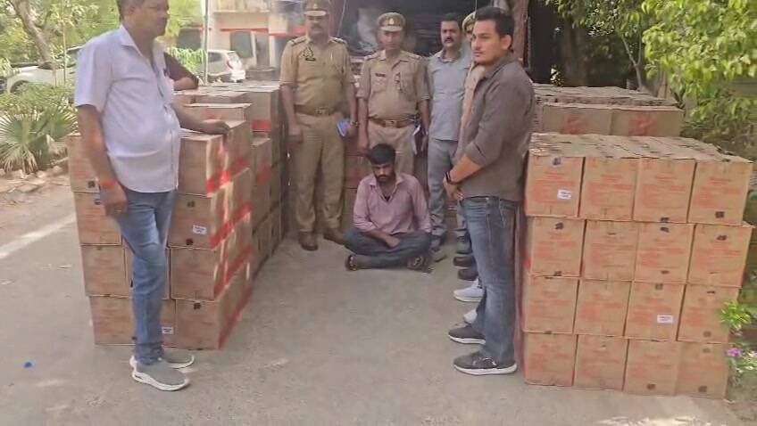 #मैनपुरी पुलिस को मिली #बड़ी #सफलता पुलिस ने #30 लाख रुपए कीमत की #अंग्रेजी शराब #बरामद की
ट्रक के अंदर भूसे में छुपाक...