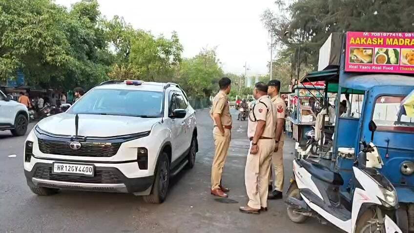 रेहड़ी के सामने भीड़ देख भड़के IPS,दे दी सीधी चेतावनी #rohtakpolice #rohtakmdu #follower #rohtak