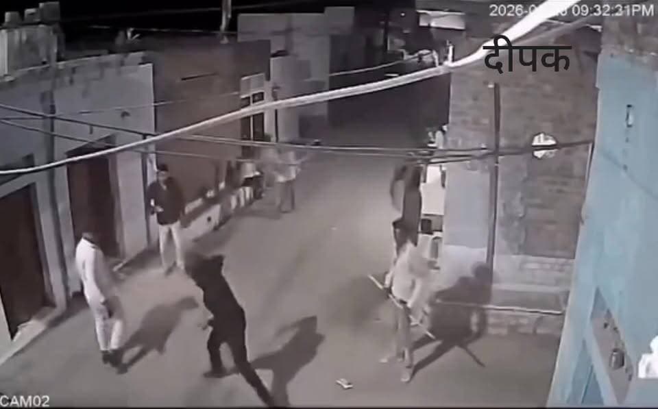 शिवपुरी के लुधावली क्षेत्र में महिला आरती प्रजापति के साथ मारपीट का सीसीटीवी वीडियो वायरल...!!!
#viralvideo #BreakingNe...
