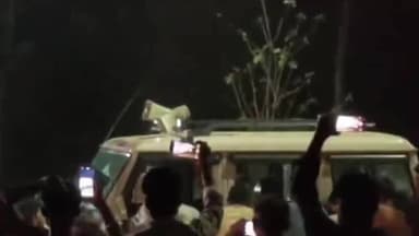 कुरई: मेटेवानी चेकपोस्ट पर बवाल: ट्रक चालकों ने आरटीओ वाहन पलटा, की आगजनी