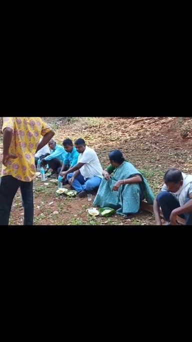 सांसद जोबा माझी और विधायक जगत माझी की सादगी, जमीन में बैठ ग्रामीणों के साथ किया भोजन