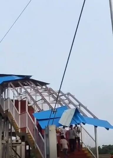 मोकामा के औंटा टाल जंक्शन में नयी बनी फूट ओवरब्रिज की करकट रात की आंधी में उड़कर ट्रैक पर पहुंच गयी।
#Mokama #rail
