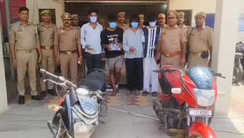 #चन्दौली में छात्र बने लुटेरे, मुनीब से ₹1.34 लाख की लूट का खुलासा
चन्दौली पुलिस ने मुगलसराय क्षेत्र में हुई ₹1.34 लाख ...