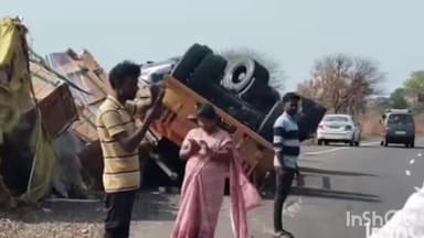 तुळजापूर: तुळजापूर नळदुर्ग महामार्गावर ट्रॅक्टर पलटी, दोघेजण गंभीर जखमी