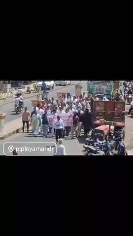 पिपलिया मंडी में धरना प्रदर्शन गांधी चौराहे पर