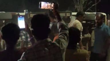 खवासा बॉर्डर पर बवाल! RTO चेकपोस्ट में आगजनी,
बोलेरो पलटाई ,की तोड़फोड़, ट्रक ड्राइवरों का तांडव