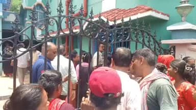 উলুবেড়িয়া ২: উলুবেরিয়া পৌরসভার ন নম্বর ওয়ার্ডের তৃণমূল কাউন্সিলর এর বাড়ির সামনে বিক্ষোভ স্থানীয় বাসিন্দাদের