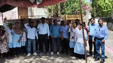 डूंगरपुर: डूंगरपुर में मेडिकल कॉलेज अस्पताल से 113 नर्सिंग ऑफिसर्स को हटाने के विरोध में नर्सिंगकर्मियों ने किया प्रदर्शन