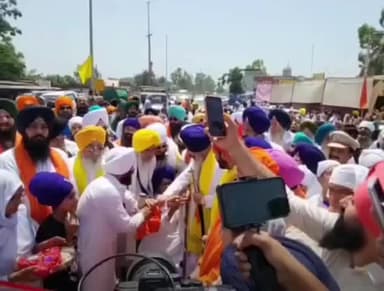 ਹੁਸ਼ਿਆਰਪੁਰ: ਨਲੋਈਆ ਚੌਂਕ ਨਜ਼ਦੀਕ ਵਿਧਾਇਕ ਜਿੰਪਾ, ਡਾ. ਇਸ਼ਾਕ ਕੁਮਾਰ ਦੀ ਮੌਜੂਦਗੀ ਵਿੱਚ ਖੰਡਾ ਸਾਹਿਬ ਜੀ ਨੂੰ ਕੀਤਾ ਸੁਸ਼ੋਭਤ