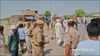 कर्वी: पहाड़ी के सांईपुर चाकू हत्याकांड मामले में न्याय की मांग करते हुए ग्रामीणों ने मुख्य मार्ग किया जाम