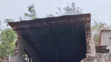 सातारा: समर्थ मंदिर ते बोगदा रस्ता रुंदीकरणाला नागरिकांचा उत्स्फूर्त प्रतिसाद; “स्वतःहून अतिक्रमण हटवत” नगरपालिकेला दिले सहकार्य