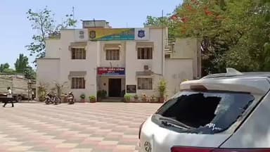 વાલિયા: વાલિયાના સિંગલવાણ ગામે જમીનના મામલે થયેલ મારામારીની ઘટનામાં ટોળા વિખેરવા પહોંચેલ પોલીસ ટીમ ઉપર હુમલો ચકચાર મચી જવા પામી