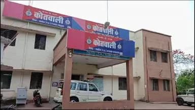 सोहागपुर: महिला थाना परिसर में आरक्षक से मारपीट करने वाले तीन लोगों के खिलाफ पुलिस ने मामला दर्ज किया