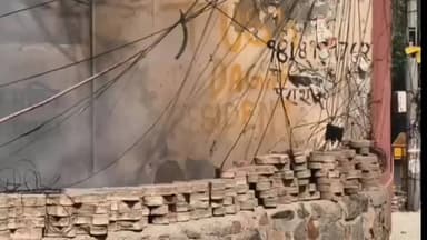 शाहदरा: श्यामलाल कॉलेज के पास कूड़े के ढेर में लगी भीषण आग
