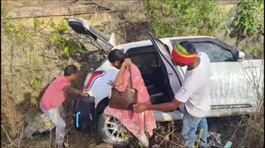 ములుగు: జాకారం సమీపంలో జాతీయ రహదారి పక్కకు దూసుకెళ్లిన కారు