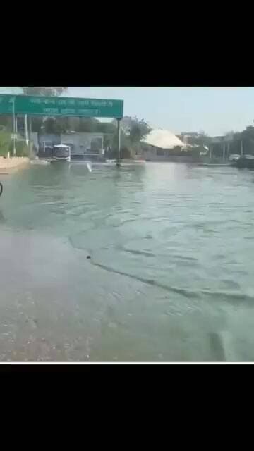 भिवाड़ी: बिन बारिश दरिया बनी सड़क, भिवाड़ी की भगत सिंह कॉलोनी के आज के हालात