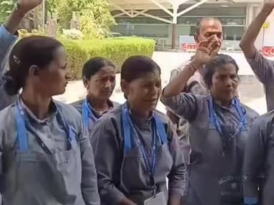पिंड्रा: वाराणसी एयरपोर्ट पर 45 साल उम्र बताकर सफाई कर्मियों को निकाला, कर्मचारियों ने किया प्रदर्शन