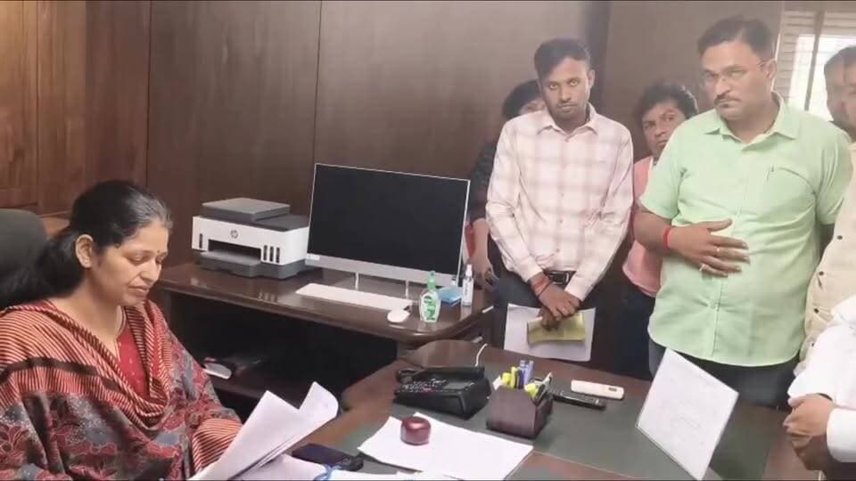 संभागीय #जनसंपर्क #कार्यालय में नियम विरुद्ध अटैचमेंट का मामला गरमाया,,,
मध्यप्रदेश प्रेस क्लब ने #कलेक्टर #सागर को ज्ञ...