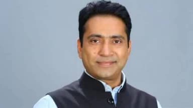 सुजानगढ़: *चूरू #सुजानगढ़: सांसद राहुल कस्वां गिरवरसर पहुंचे, स्व. किस्तूराराम की मूर्ति का अनावरण किया*