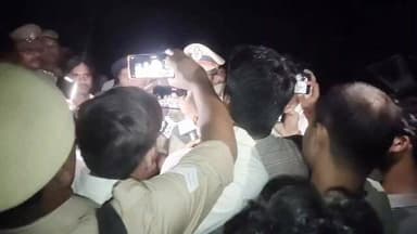 #बांदा में तेज रफ्तार बेकाबू ट्रक का कहर
साइकिल सवार को टक्कर मारने के बाद ट्रक ने 9 लोगों को रौंदा
हादसे में 6 लोगों ...