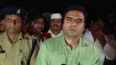 #बांदा में तेज रफ्तार बेकाबू ट्रक का कहर
साइकिल सवार को टक्कर मारने के बाद ट्रक ने 9 लोगों को रौंदा
हादसे में 6 लोगों ...