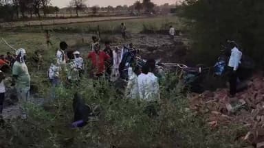 #बांदा में तेज रफ्तार बेकाबू ट्रक का कहर
साइकिल सवार को टक्कर मारने के बाद ट्रक ने 9 लोगों को रौंदा
हादसे में 6 लोगों ...