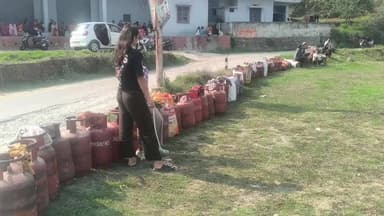 चम्पावत: आरएफसी गोदाम के पास सुबह 6 बजे से गैस सिलेंडर के लिए महिलाओं को 4 बजे तक करना पड़ा इंतजार