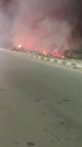 शिकोहाबाद के NH-2 स्थित अमन पुरम क्षेत्र में शाम के समय गन्ने के जूस विक्रेताओं द्वारा कचरे में आग लगाने की घटनाएं लगाता