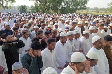 पटियाली: पटियाली में शांतिपूर्ण ढंग से संपन्न हुई ईद उल अजहा की नमाज, अमन-चैन की मांगी गई दुआ