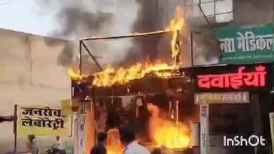 फतेहाबाद: मेडिकल स्टोर में भीषण आग, पिता और दिव्यांग बेटी को सुरक्षित निकाला, वेल्डिंग की चिंगारी बनी कारण