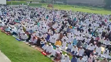 পান্ডুয়া: পান্ডুয়ায় চিত্র বদল নামাজে, রাস্তার পরিবর্তে নামাজ হল মাদ্রাসায় মসজিদের সামনে