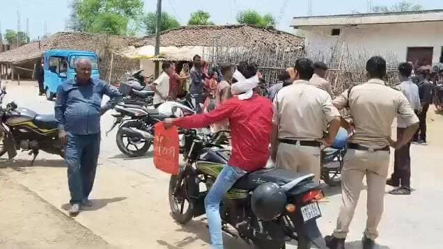 #सीधी महिला की हत्या के बाद बवाल, एक आरोपी गिरफ्तार, दूसरे की तलाश जारी
#गिरफ्तारी की मांग पर #चक्का_जाम
सीधी जिले के स...