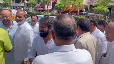 మహబూబ్ నగర్ అర్బన్: సురవరం ప్రతాపరెడ్డి జయంతి సందర్భంగా జిల్లా కేంద్రంలో ఆయన విగ్రహానికి ఘనంగా నివాళులు అర్పించారు మాజీ మంత్రి