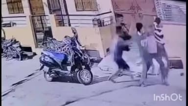 उज्जैन शहर: नलिया बाखल में युवक को चाकुओं से गोदा, CCTV में कैद हुई वारदात।