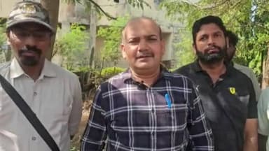 शिरोळ: वानराला लवकरच जेरबंद करून नैसर्गिक अधिवासात सोडण्यात येईल सहाय्यक वनसंरक्षक अधिकारी विलास काळे यांची ग्वाही