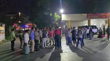 ಹಡಗಲಿ: ಪಟ್ಟಣದ ಕೆಎಸ್ಆರ್ ಟಿಸಿ ಬಸ್ ನಿಲ್ದಾಣಕ್ಕೆ ಶಾಸಕ ಕೃಷ್ಣ ನಾಯ್ಕ್ ದಿಢೀರ್ ಭೇಟಿ,